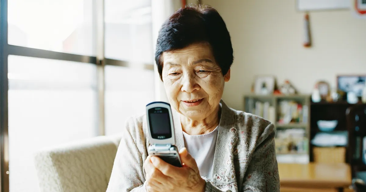 WiFi使えるスマホ ガラホ！！ 高齢者向けおすすめガラホ：通話機能に特化したシンプル携帯の選び方